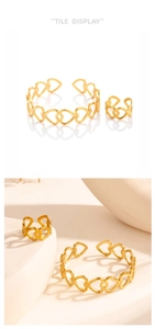 Dettaglio del set di gioielli con cuori traforati dorati e design regolabile aperto