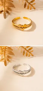 Detailansicht der verstellbaren Ringe in Gold und Silber mit Schleife und Herz