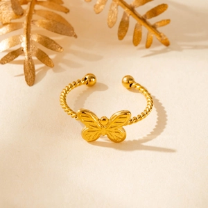 Eleganter goldener Schmetterlingsring mit gedrehtem Band und offenem Design
