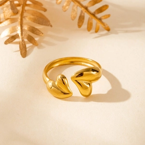 Minimalistischer verstellbarer goldener Edelstahlring mit doppeltem Herz-Design