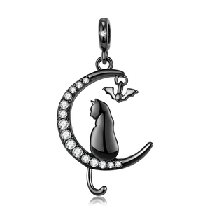 Detalle macro del colgante de gato y luna negra en plata S925 con circonitas blancas