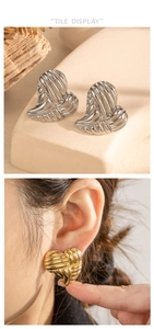 Détails de boucles d'oreilles cœur avec une texture métallique plissée de style marin