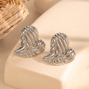Boucles d'oreilles cœur en acier titane argenté avec texture coquillage chic