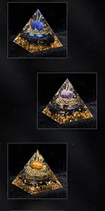 Vista dettagliata della piramide d'orgone con pietre, anelli metallici e foglie d'oro