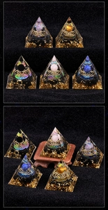Dettaglio della piramide orgonica con diverse sfere di cristallo e bobine di rame