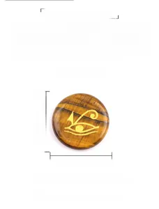 Gros plan d'une pierre d'oeil de tigre naturelle de 25mm gravée d'un oeil d'Horus doré