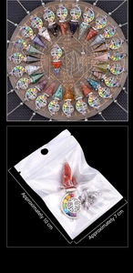 Detail eines Lebensbaum-Kristallpendels mit bunten Chakra-Steinen und Kette