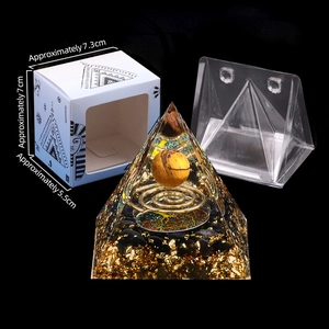 Piramide di orgonite 5cm con occhio di tigre e cristalli in confezione a tema