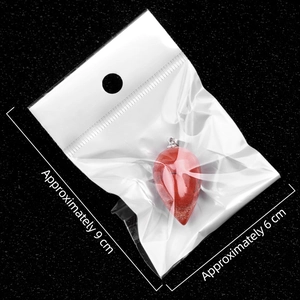 Ciondolo a goccia in pietra naturale rossa in confezione trasparente OPP 9x6cm