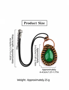 Détail du pendentif goutte en pierre verte avec cadre en bronze rétro et cordon noir