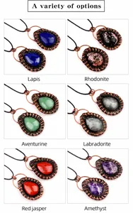 Détail de pendentifs goutte d'eau en améthyste et jaspe avec des montures en bronze