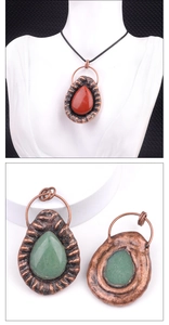 Détail macro du pendentif gemme en forme de larme avec finition bronze vintage rustique