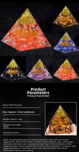 Détail macro de la pyramide en résine Arbre de Vie avec pierres concassées et dorure