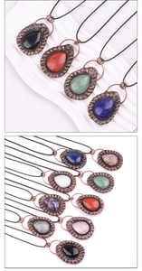 Détail des pendentifs en pierre naturelle en goutte avec cadre en cuivre martelé vintage