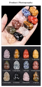 Detailopname van 10 soorten mini-kristallen kikkerbeeldjes in diverse edelstenen