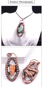 Detailansicht der Retro-Naturkristall-Anhänger mit Vintage-Metallfassung an Kordel