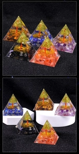 Détail de pyramides d'orgonite faites main avec éclats de cristaux et arbre de vie