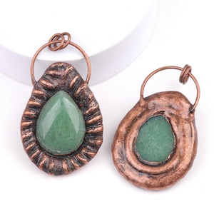 Collier vintage avec pendentif goutte en cristal vert et monture en cuivre antique