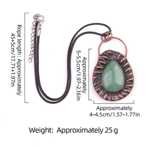 Collier vintage goutte d'eau avec pierre semi-précieuse verte et cadre en bronze
