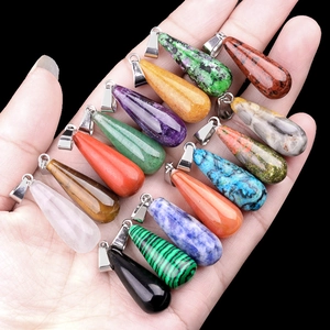 Set de 14 colgantes de gota de piedras semipreciosas naturales sobre una mano