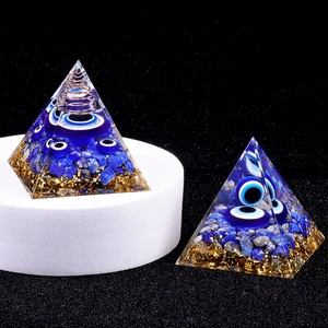 Pyramide Orgonite en lapis-lazuli avec perles mauvais œil et bobine de cuivre artisanale