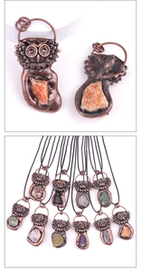 Macro-opname van uilhangers van vintage bronslegering met diverse natuurlijke edelstenen