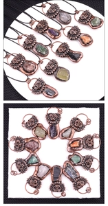 Detailweergave van uilhangers met diverse natuurlijke kristallen op een zwart display