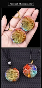 Détail du pendentif énergétique en résine avec pierres colorées et motif mandala doré