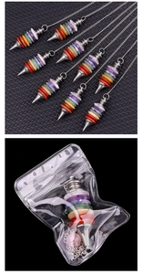 Detailliertes Set aus Chakra-Heilanhängern mit bunten Natursteinringen und silberner Metallkette