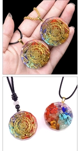 Détail du symbole mandala Sri Yantra incrusté dans un pendentif en résine de cristaux