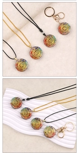 Détails de pendentifs hexagonaux en résine avec pierres multicolores et Sri Yantra doré