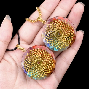 Pendentif octogonal en résine avec pierres naturelles et motif de géométrie sacrée mandala