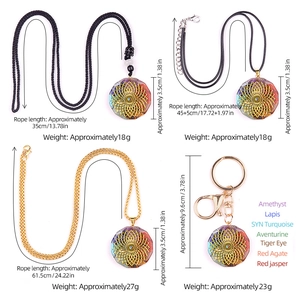 Pendentif en résine avec pierres naturelles des sept chakras et fleur de vie dorée