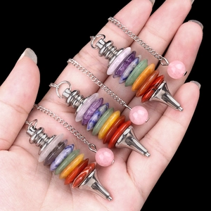 Chakra-Stein-Pendel mit sieben Naturkristallen und silberner Metall-Halterung
