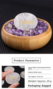 Gros plan sur pierre de pouce en cristal blanc avec gravure Freedom dorée