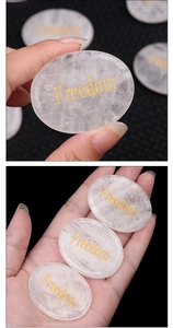 Vue détaillée d'une pierre de cristal blanc naturel avec gravure Freedom dorée