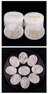 Détails de pierres en cristal blanc avec lettrage doré Freedom gravé sur la surface