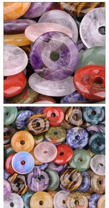 Vue macro de perles donut en pierre naturelle comme l'améthyste et l'œil de tigre