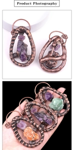 Vue détaillée des pendentifs en cristal brut avec métal bronze et pierres minérales naturelles