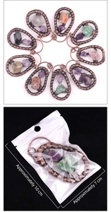 Détail macro de divers pendentifs en cristal brut enveloppés de fil de cuivre en goutte
