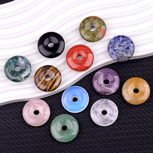 Lot de 12 pendentifs donuts en pierres naturelles variées dont œil de tigre et améthyste