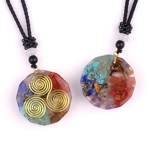Bunte Harz-Halskette mit Edelstein-Splittern und Triskelion-Symbol am schwarzen Band