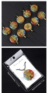 Vue détaillée de pendentifs Orgonite avec pierres naturelles et symboles sacrés