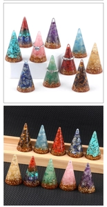 Macro-detail van een hars ringhouder met amethist chips en een gouden folie-textuur