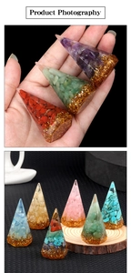 Detailansicht der sechseckigen Harzpyramide mit bunten Kristallsteinen und Goldfolien-Einlage