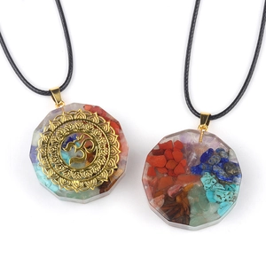 Pendentifs en résine et cristaux avec mandala doré et symbole Om sur cordon noir