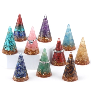 Hars Kristal Healing Steen Kegel Ringhouder Bureau Ornament Met Goudfolie Voor Huis Kantoor Decoratie Spirituele Piramide