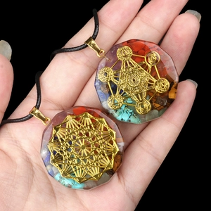 Pendentif octogonal en résine avec pierres de cristal colorées et géométrie dorée