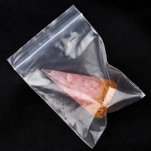 Kegelförmiger Ringhalter aus Harz mit rosa Kristallsteinen und Goldfolienflocken