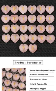 Dettaglio macro di cuori in quarzo rosa naturale con lettere incise dorate per decorazione